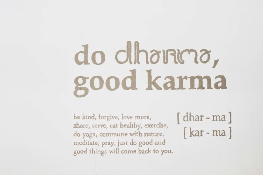 Minimalistisches Design mit „Do Dharma, Good Karma“, das spirituelle Begriffe wie Dharma und Karma in westlichem Wellness-Kontext zeigt.