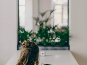 7 kritische Dokus und Youtube-Videos über Esoterik, Spiritualität und Coaching