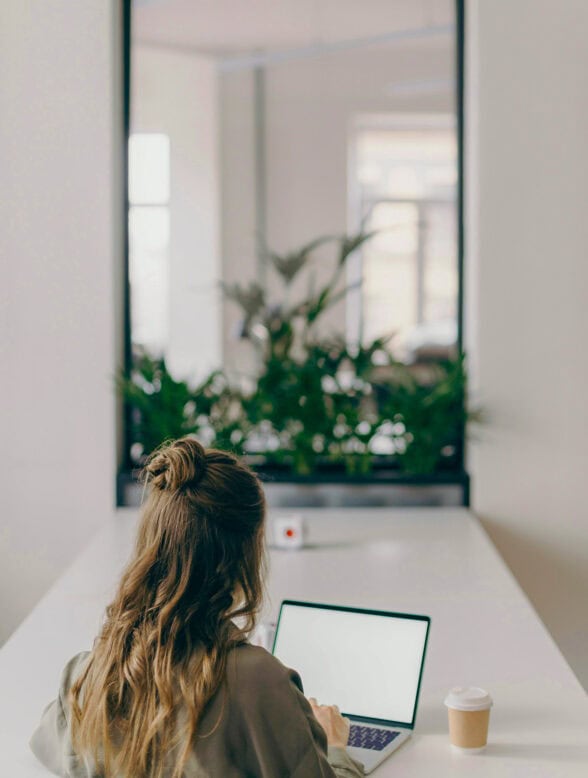 7 kritische Dokus und Youtube-Videos über Esoterik, Spiritualität und Coaching