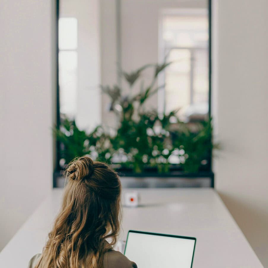 7 kritische Dokus und Youtube-Videos über Esoterik, Spiritualität und Coaching