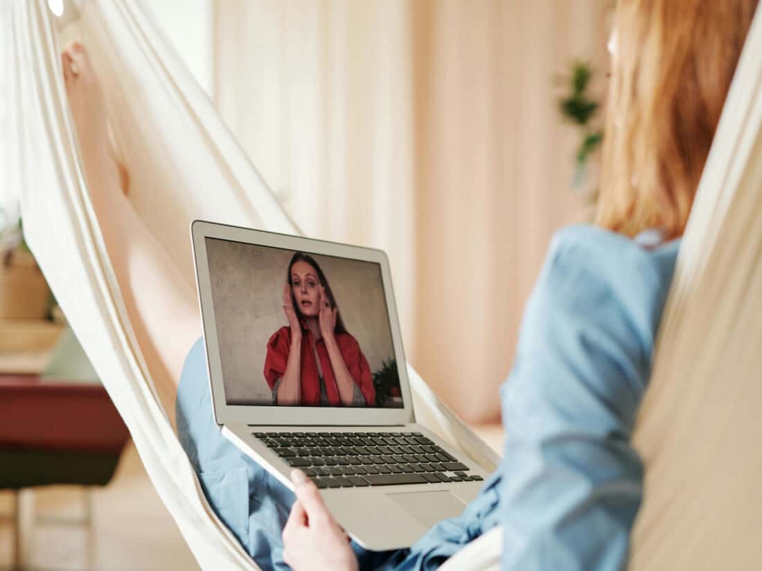 7 kritische Dokus über Esoterik, Coaching und Spiritualität