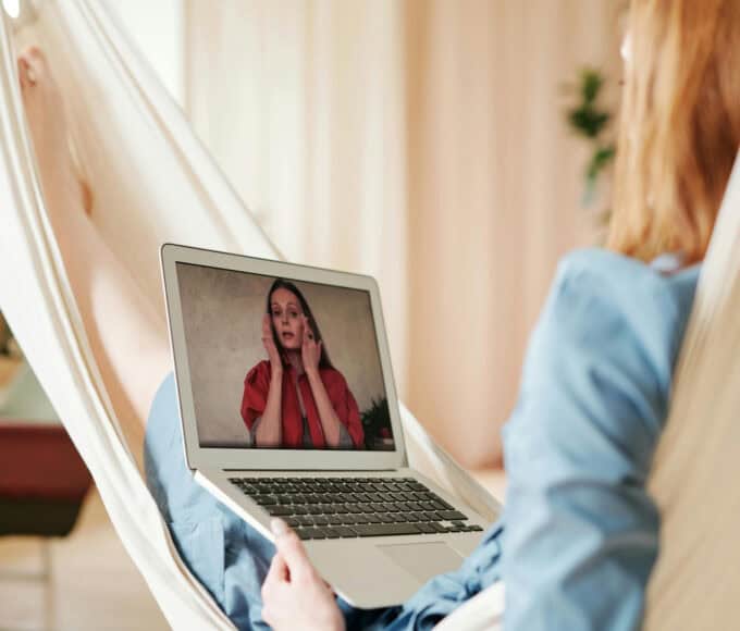 7 kritische Dokus über Esoterik, Coaching und Spiritualität