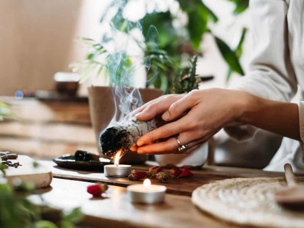 Räucher-Ritual in der Esoterik wird oft mit Heilung verknüpft - Kritische Einordnung