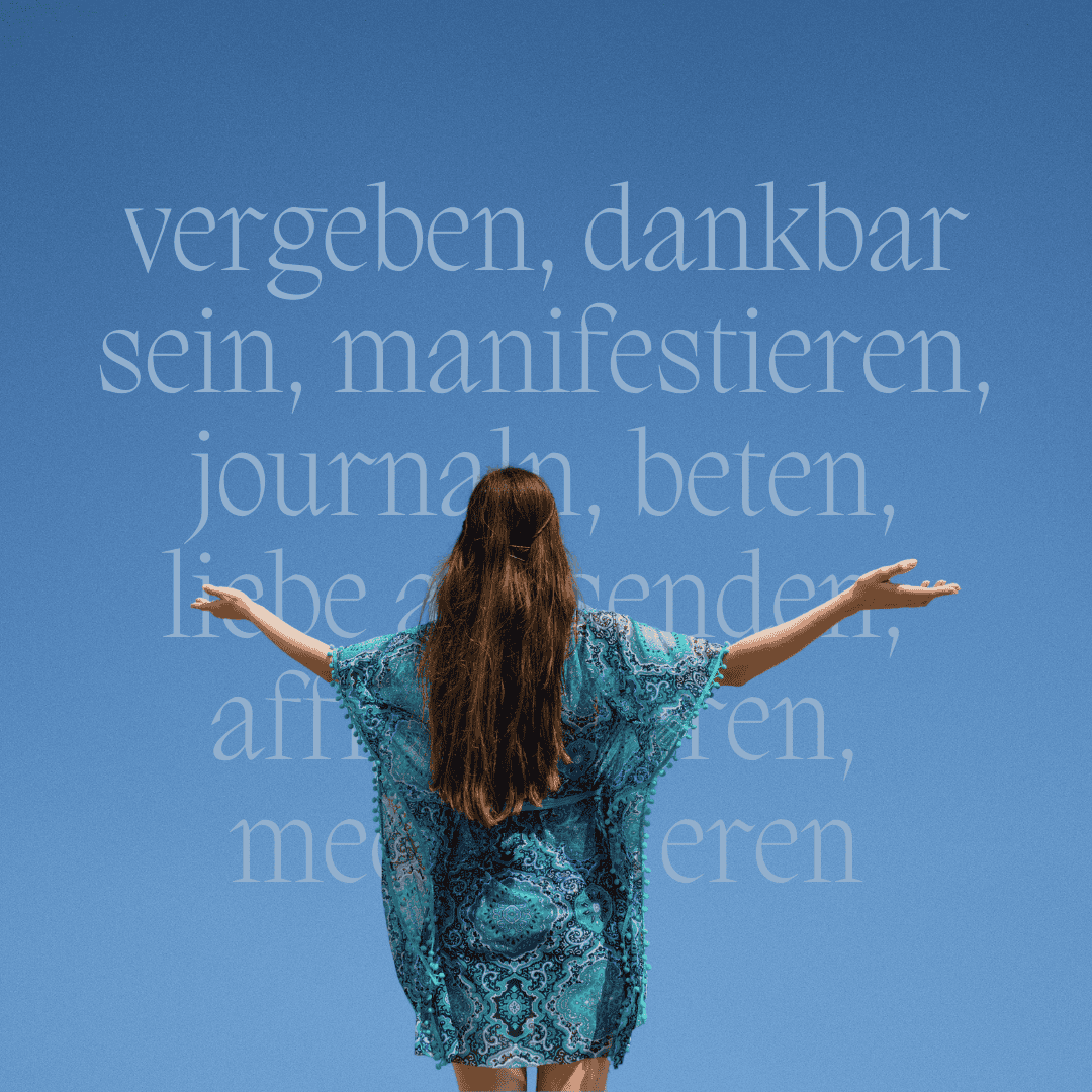 Rückenansicht einer Frau in einem türkisfarbenen, fließenden Gewand vor blauem Hintergrund mit Wörtern wie „vergeben“, „manifestieren“ und „meditieren“.