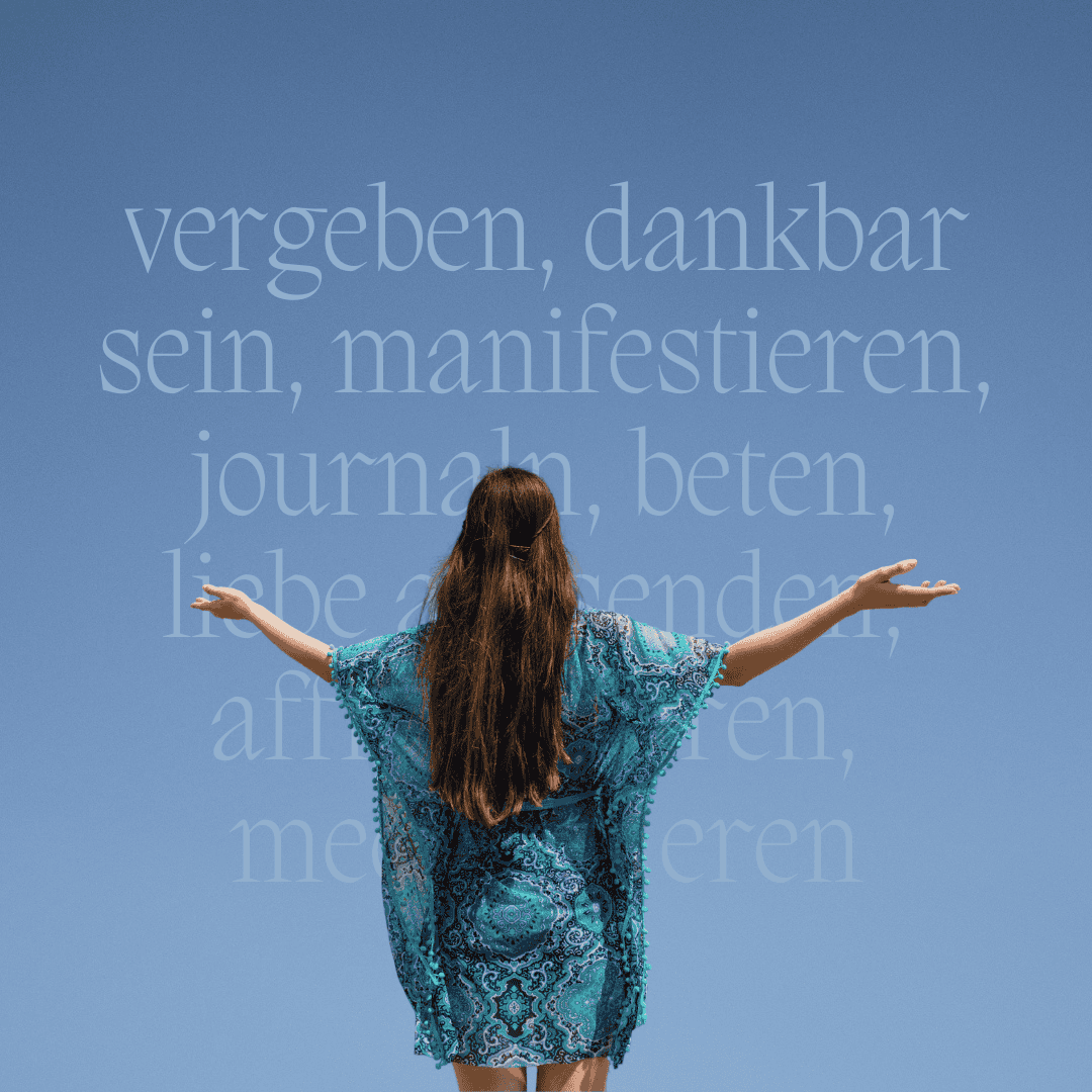 Rückenansicht einer Frau in einem türkisfarbenen, fließenden Gewand vor blauem Hintergrund mit Wörtern wie „vergeben“, „manifestieren“ und „meditieren“.