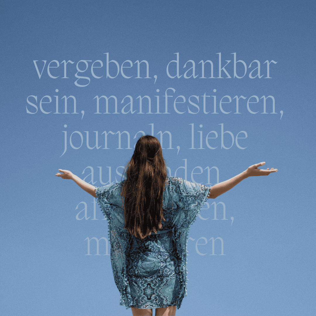 Rückenansicht einer Frau in einem türkisfarbenen, fließenden Gewand vor blauem Hintergrund mit Wörtern wie „vergeben“, „manifestieren“ und „meditieren“.