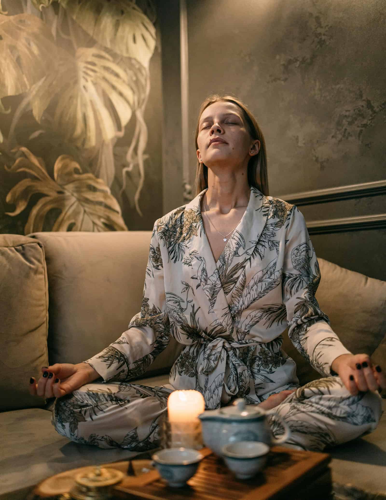 Entspannende Meditation beim Yoga, Frau bzw. Influencerin in Kimono, ruhige Inneneinrichtung, Zen, Wohlbefinden.