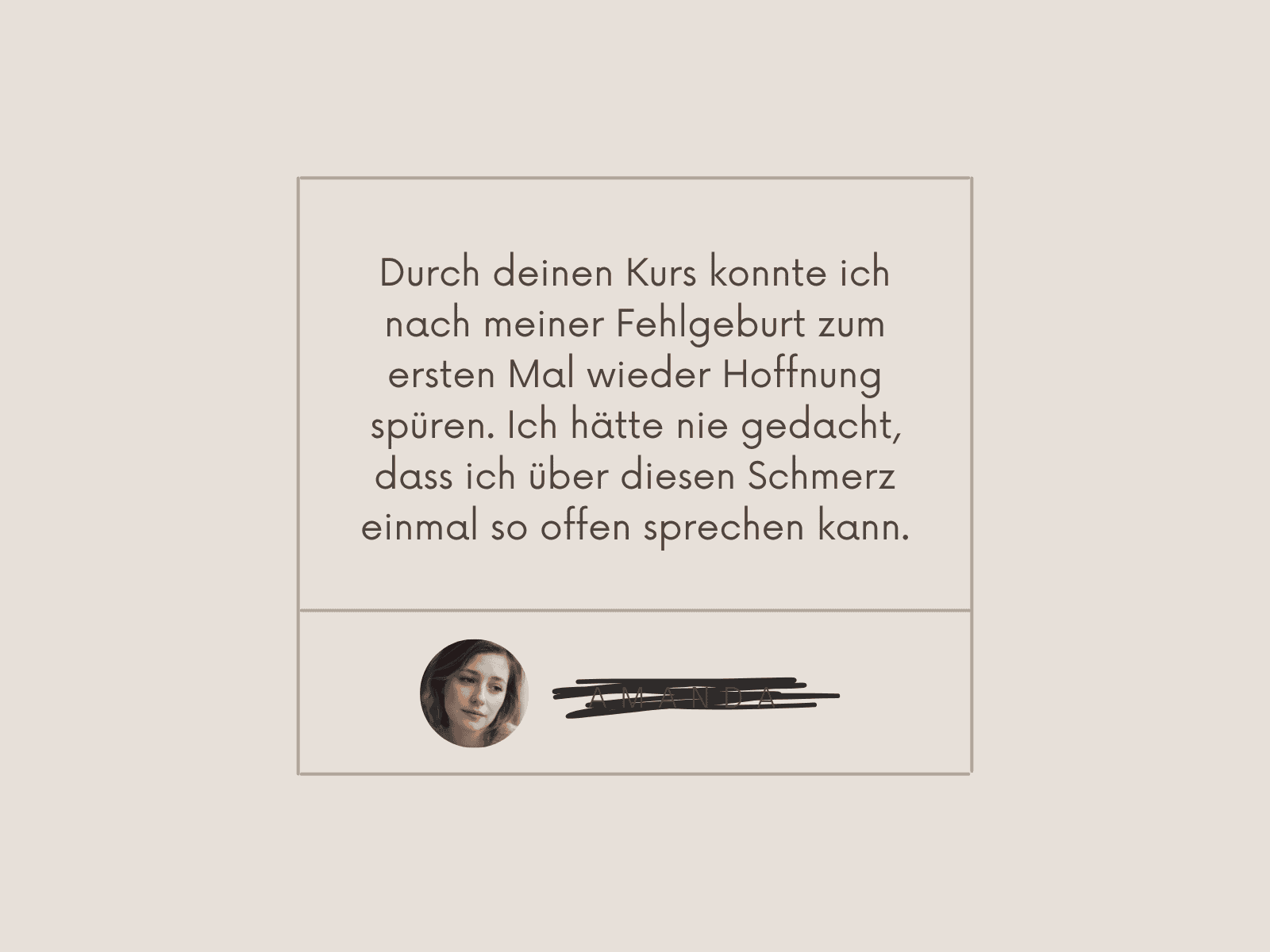 Beispielbild mit fiktivem Testimonial: kleines Frauenporträt, geschwärzter Vorname und ein Text über eine Fehlgeburt auf beigem Hintergrund.