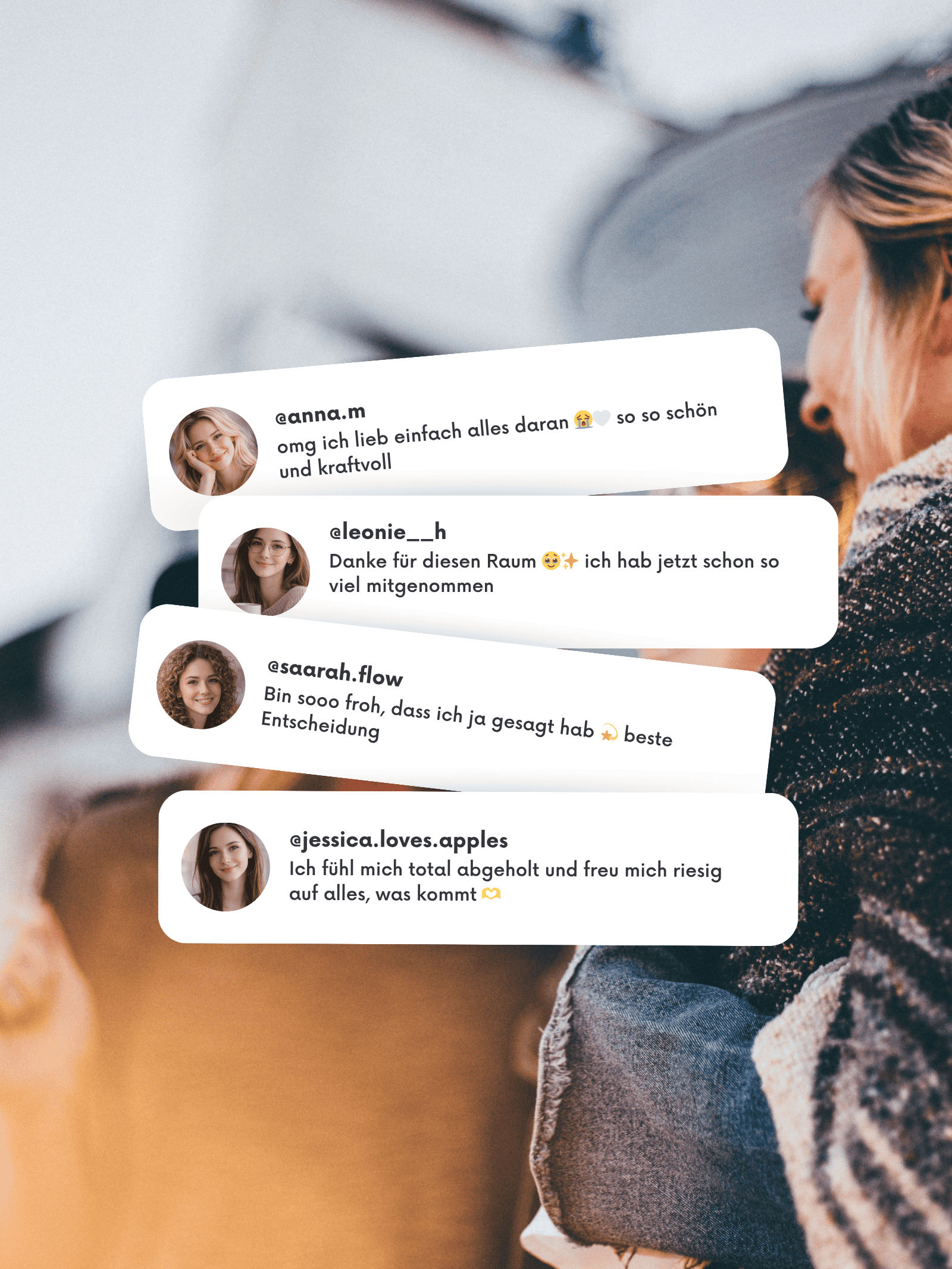 Beispielbild mit vier Kommentarboxen vor einem unscharfen Hintergrund mit Frauen auf einem Event. In den Boxen sind fiktive Profilbilder, Nutzernamen und begeisterte Kommentare zu sehen.