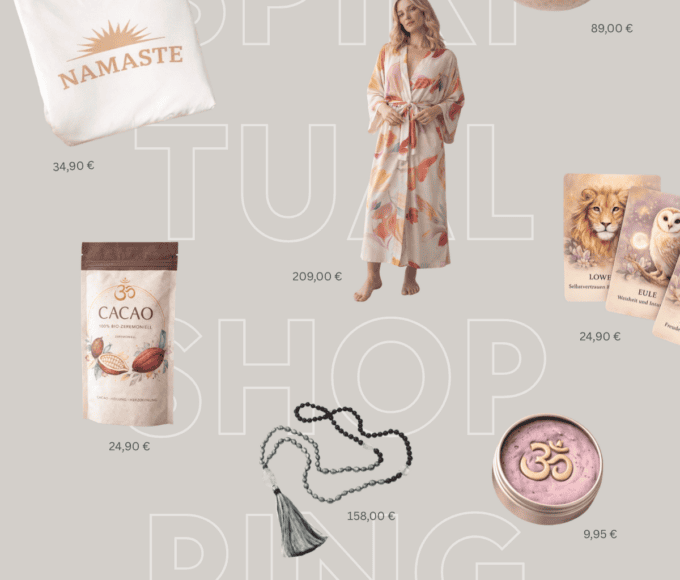 Collage aus verschiedenen spirituell vermarkteten Produkten mit Preisen auf grauem Hintergrund, darunter Namaste-Shirt, Klangschale, Kimono, Kakao, Karten, Mala, Om-Knete und Räucherwaren.