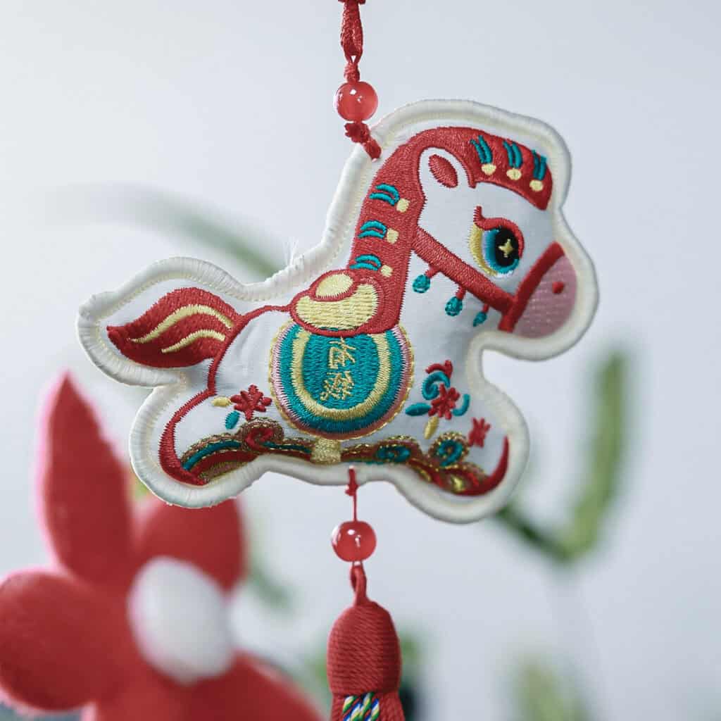 Bestickter Pferde-Anhänger als Symbol für ein chinesisches Tierkreiszeichen, das Feuerpferd