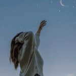 Frau unter Sternenhimmel als Symbol für Astro-Marketing, kosmische Shifts und moderne Spiritualität