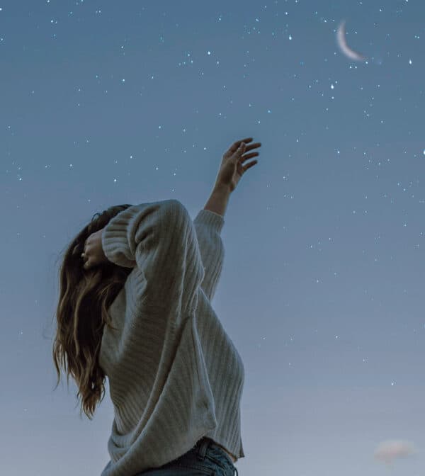 Frau unter Sternenhimmel als Symbol für Astro-Marketing, kosmische Shifts und moderne Spiritualität