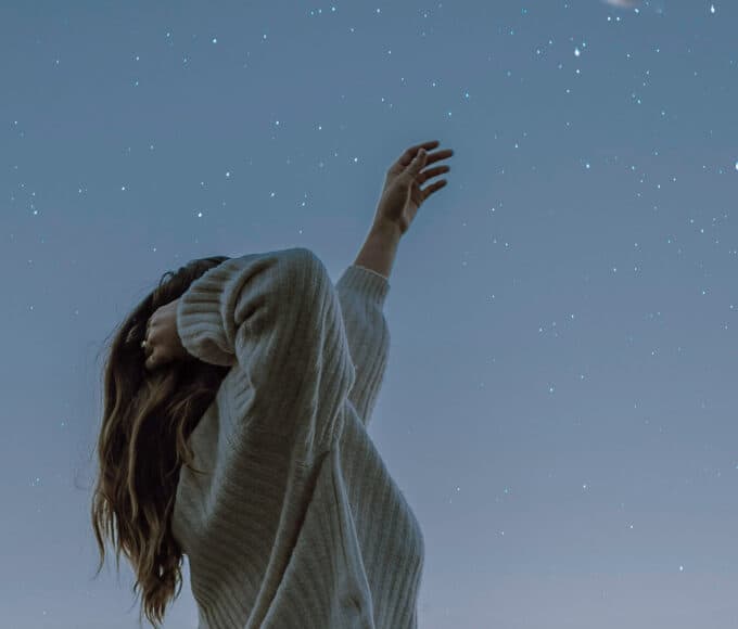 Frau unter Sternenhimmel als Symbol für Astro-Marketing, kosmische Shifts und moderne Spiritualität