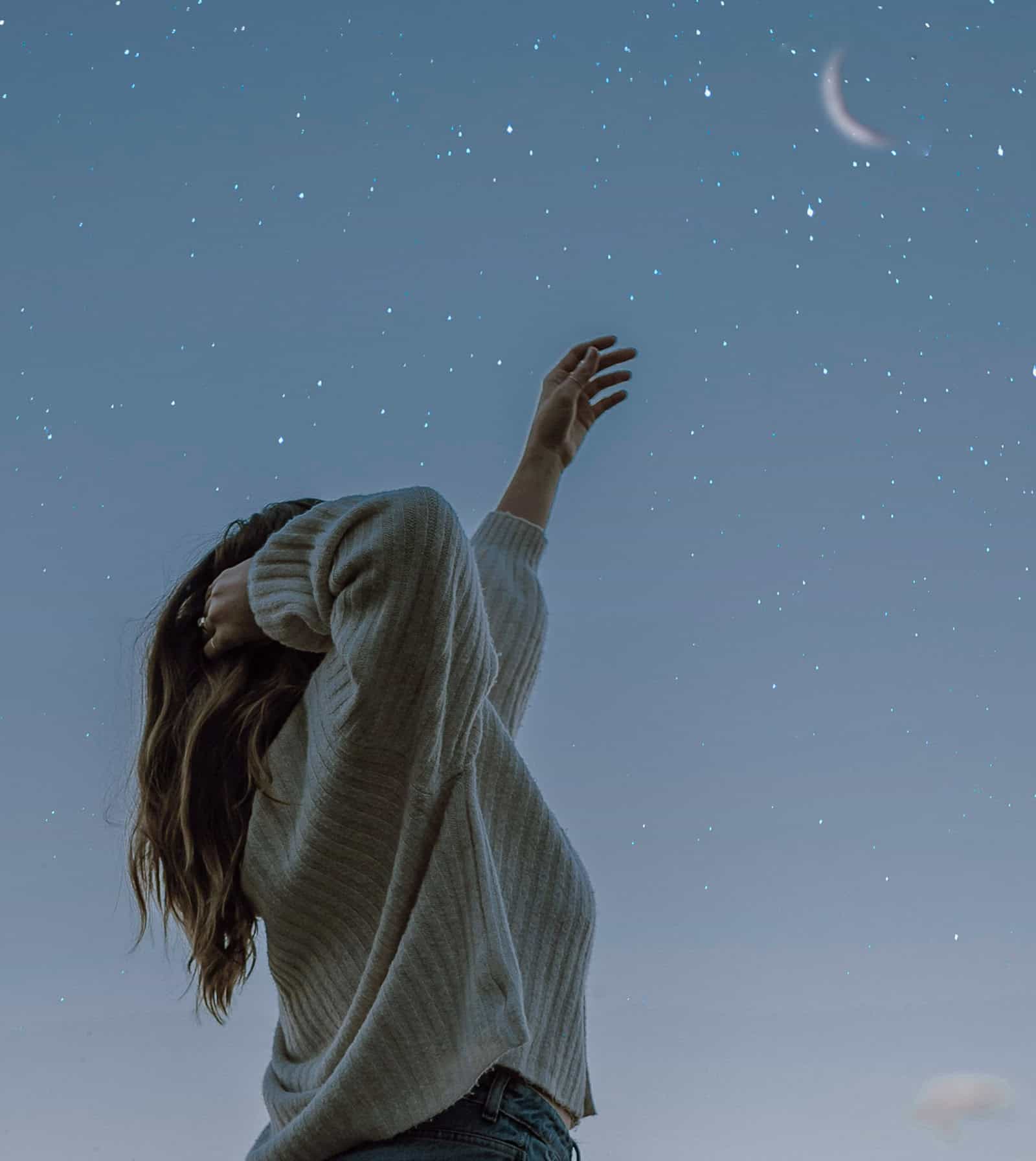 Frau unter Sternenhimmel als Symbol für Astro-Marketing, kosmische Shifts und moderne Spiritualität