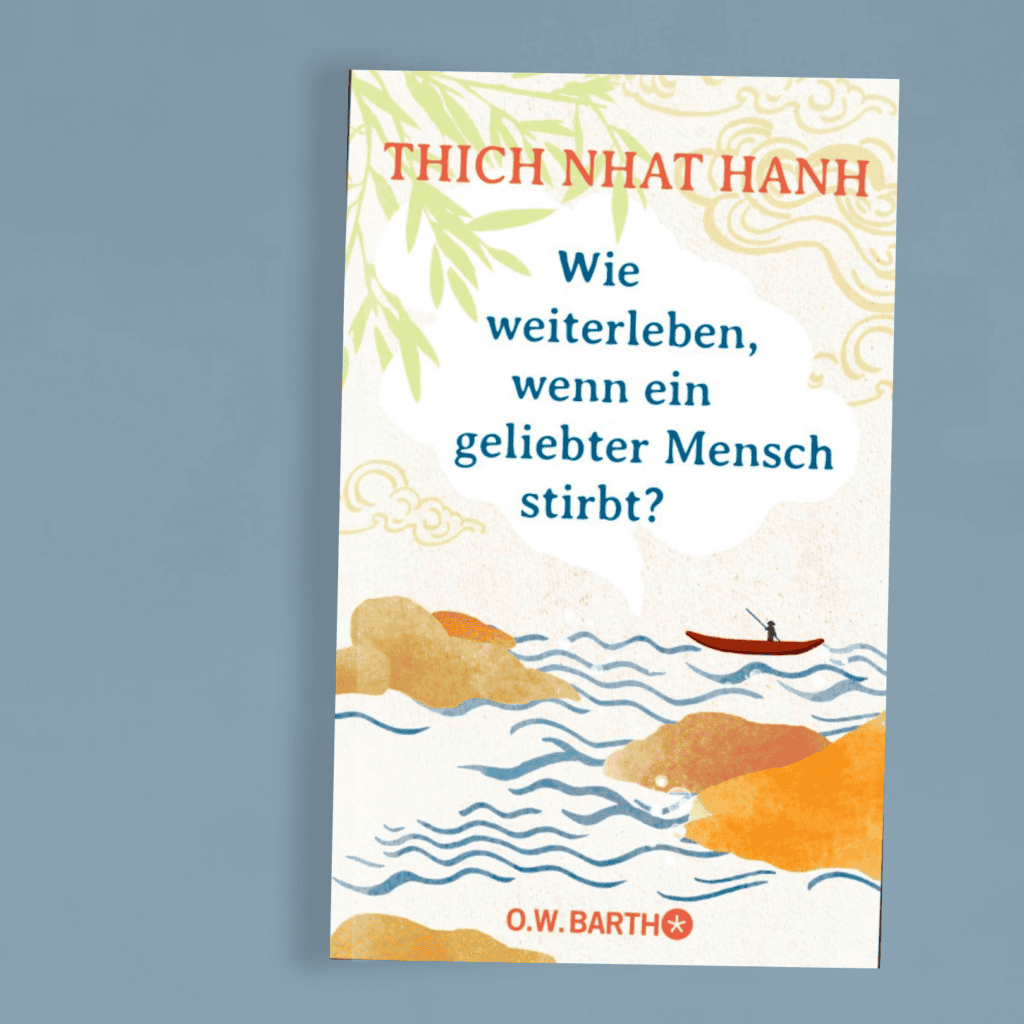 Buchcover von „Wie weiterleben, wenn ein geliebter Mensch stirbt“ von Thich Nhat Hanh auf ruhigem Hintergrund