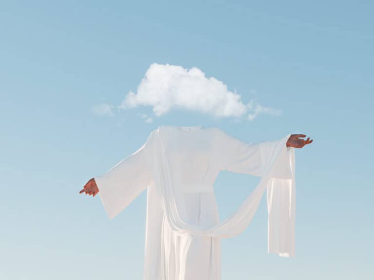 Instagram Priesterinnen: Weiße, verhüllte Figur mit einer Wolke anstelle des Kopfes