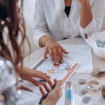 Zwei Personen betrachten gemeinsam einen Human-Design-Chart auf einem Tisch