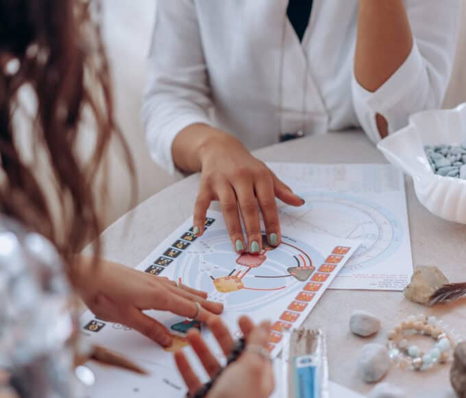 Zwei Personen betrachten gemeinsam einen Human-Design-Chart auf einem Tisch