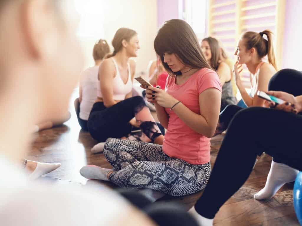 Moderne Spiritualität – So stark weicht sie heute von klassischer Spiritualität ab
7 Dokus, die Spiritualität, Esoterik & Coaches hinterfragen
Heilig & exotisch: Kulturelle Aneignung in der modernen Spiritualität
Moderne Spiritualität – Warum sie nicht so harmlos ist, wie es scheint
Moderne Spiritualität vs. klassische Spiritualität – Was ist der Unterschied?