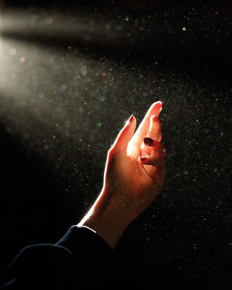 Hand im Lichtstrahl als Symbol für Channeln und Kontakt zur geistigen Welt