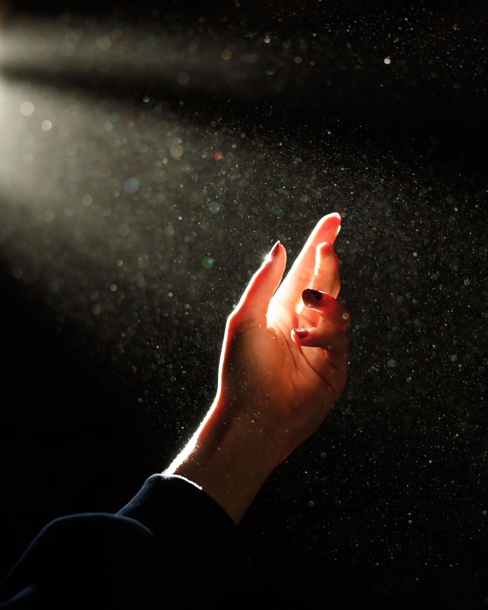 Hand im Lichtstrahl als Symbol für Channeln und Kontakt zur geistigen Welt