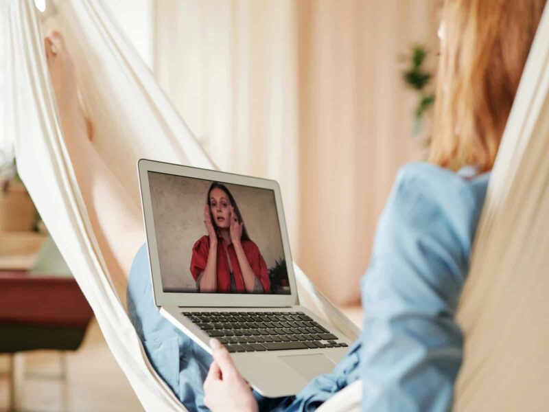 7 kritische Dokus über Esoterik, Coaching und Spiritualität
