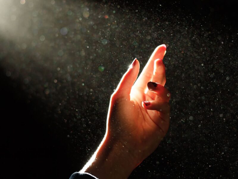 Hand im Lichtstrahl als Symbol für Channeln und Kontakt zur geistigen Welt